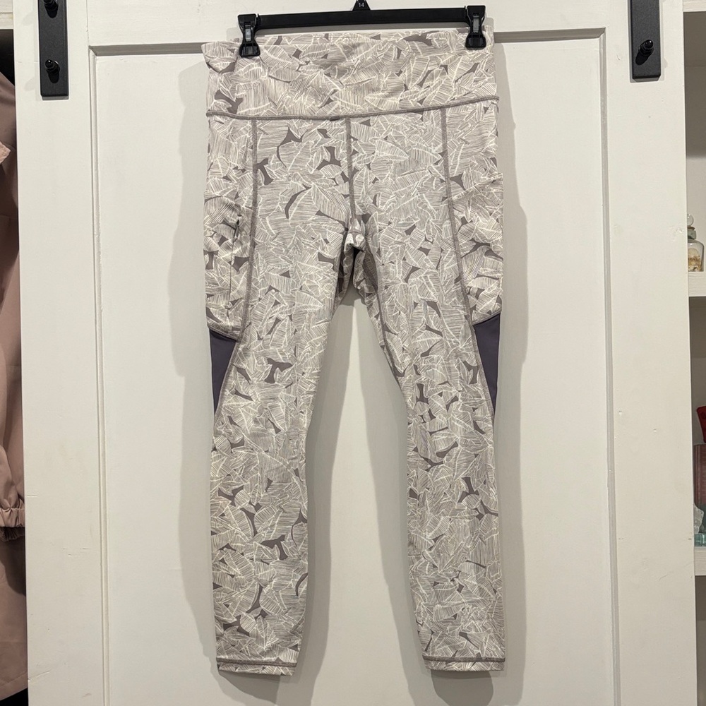 Athleta  size Large Leaf-Print Active Leggings in Light Gray with Slate Accents